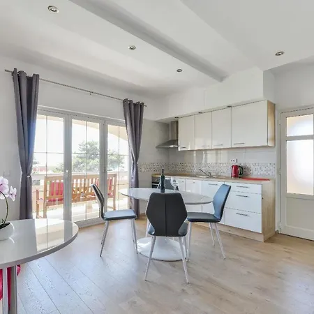 Medved Apartment Vir